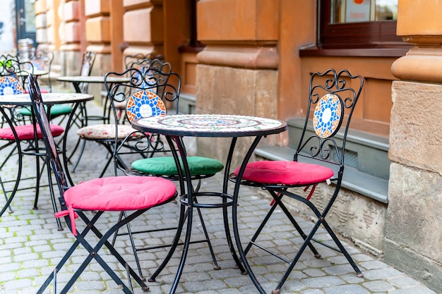 Caffè all'aperto nella città vecchia Sedie e tavolo sulla terrazza vuota al caffè