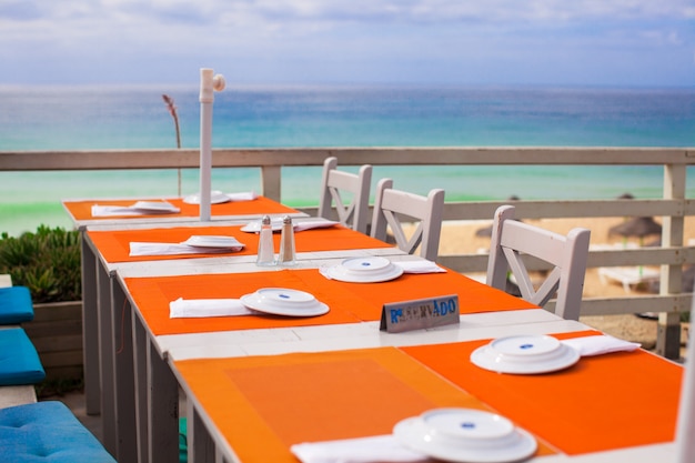 Caffè all'aperto sulla spiaggia della costa atlantica