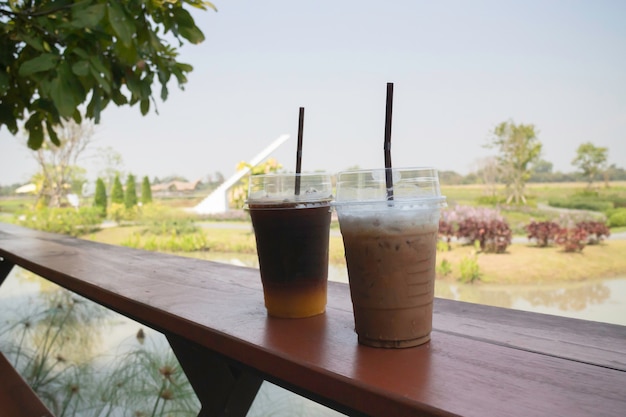 Caffè americano ghiacciato con succo d'arancia fresco, foto di scorta