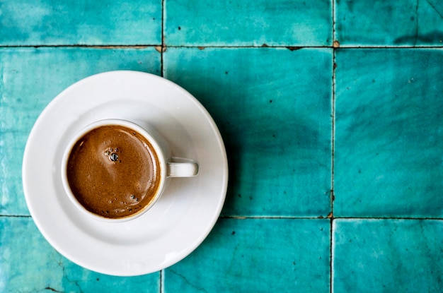 Caffè anatolico turco tradizionale in tazza di ceramica bianca su un tavolo vintage in un vecchio caffè turco