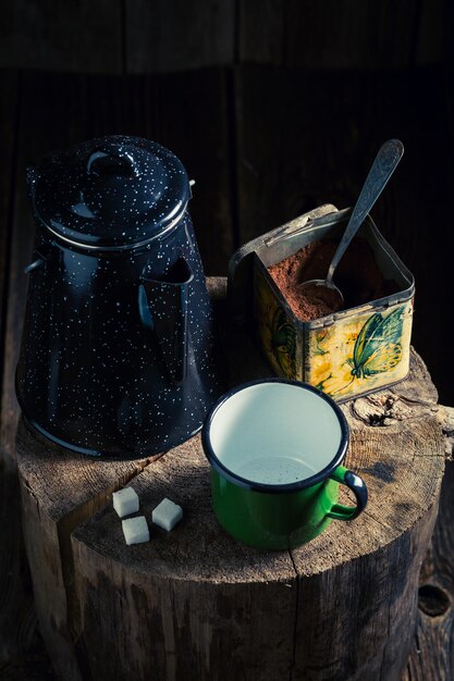 Caffè appena macinato preparato in una vecchia brocca