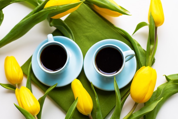 Caffè appena preparato e tulipani gialli