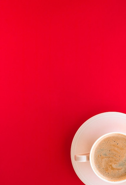 Caffè aromatico caldo su fondo rosso flatlay