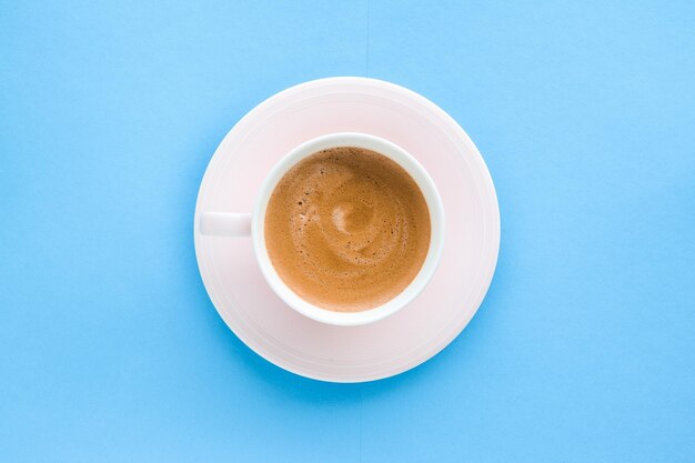 Caffè aromatico caldo su sfondo blu flatlay