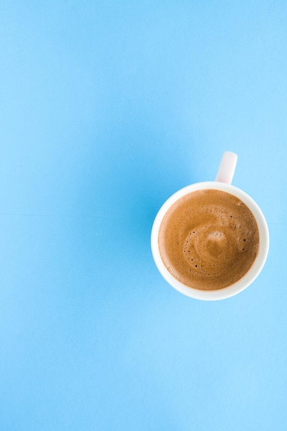 Caffè aromatico caldo su sfondo blu flatlay