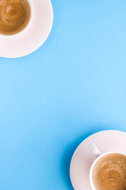 Caffè aromatico caldo su sfondo blu flatlay