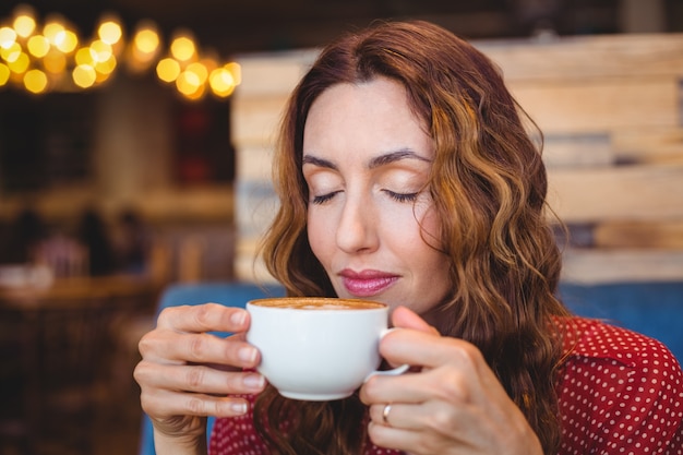 Caffè bevente castana casuale