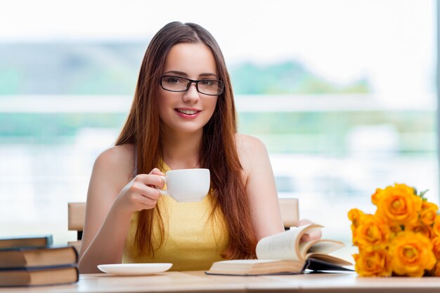 Caffè bevente del giovane studente mentre sudici