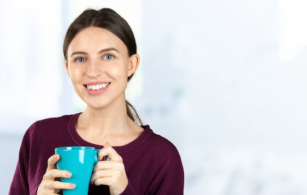 Caffè bevente del ritratto della giovane donna