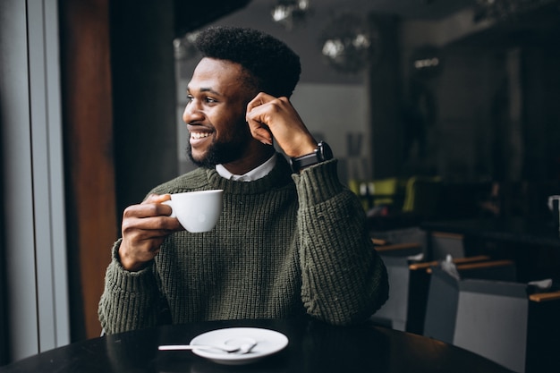Caffè bevente dell&#39;uomo afroamericano in un caffè