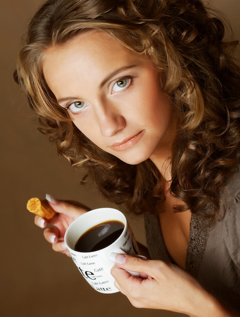 Caffè bevente della bella giovane donna