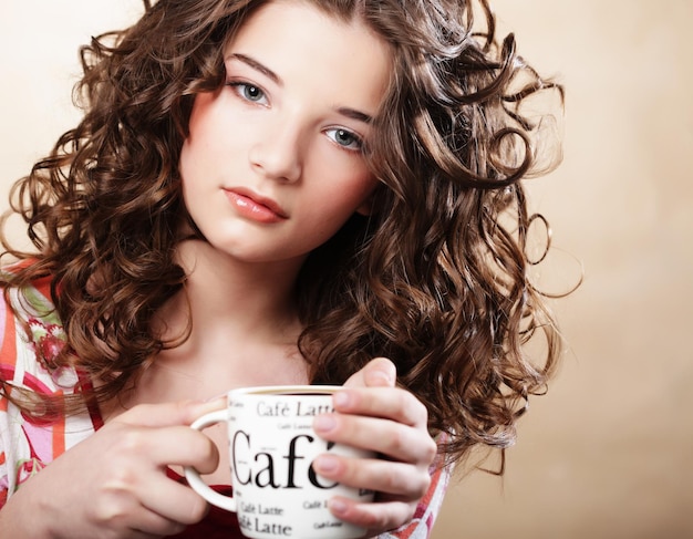 Caffè bevente della bella giovane donna