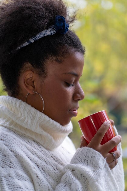 Caffè bevente della donna afroamericana