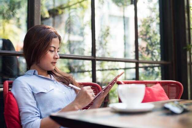 Caffè bevente della donna asiatica nel tono di colore d&#39;annata