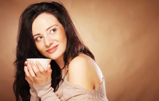 Caffè bevente della giovane donna abbastanza castana si chiuda