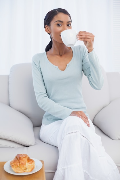 Caffè bevente sorridente della donna attraente