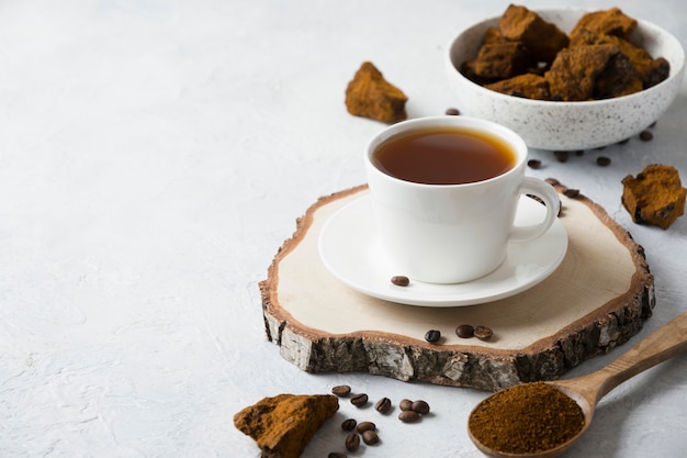 Caffè biologico ai funghi Chaga. Infuso sano alla moda. Avvicinamento.