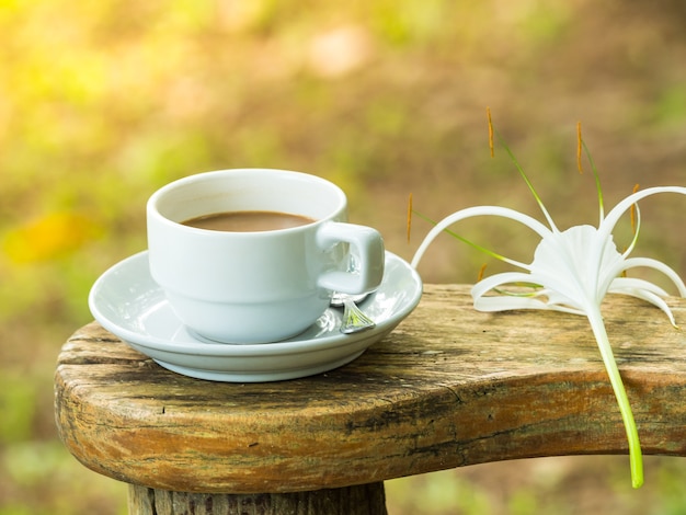 Caffè biologico caldo in giardino