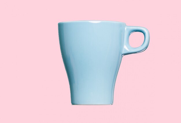 caffè blu o tazza di tè su sfondo rosa