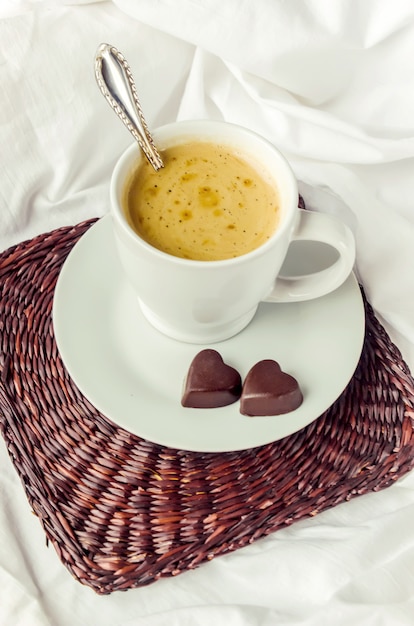 caffè caldo a letto. messa a fuoco selettiva.