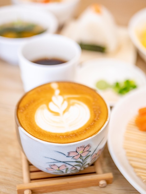 Caffè caldo al latte nella caffetteria