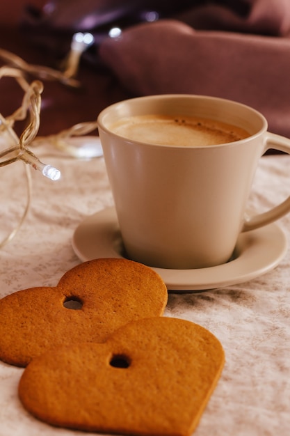 Caffè caldo, biscotti caldi coperta e ghirlanda, concetto di hygge svedese.