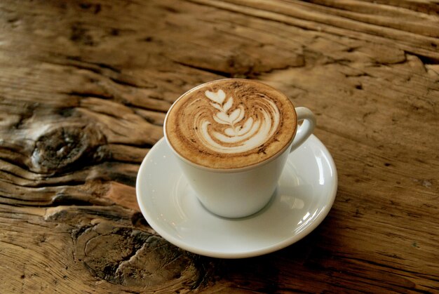 caffè caldo cappuchino sul tavolo di legno