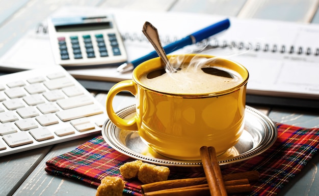 Caffè caldo con articoli per fare affari