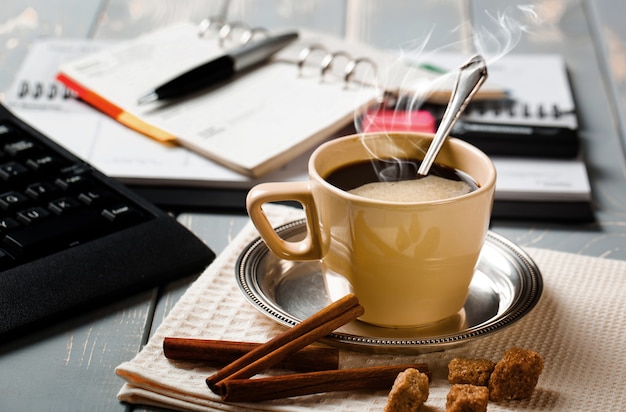 Caffè caldo con articoli per fare affari