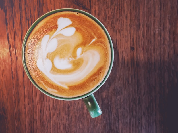 Caffè caldo con latte art sul tavolo