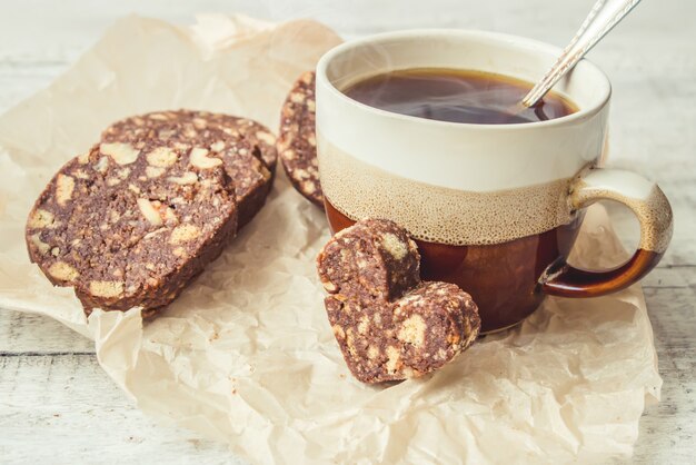 Caffè caldo con patatine fritte. Messa a fuoco selettiva