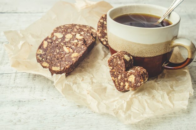 Caffè caldo con patatine fritte. Messa a fuoco selettiva