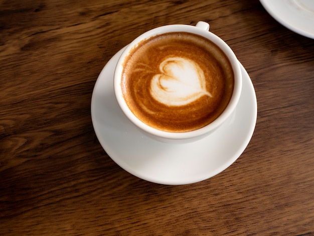 Caffè caldo con soffice bolla su vecchie tavole di legno.