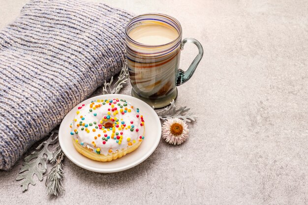 Caffè caldo con una ciambella