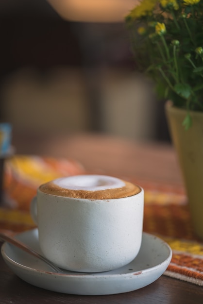 Caffè caldo del cappuccino nell&#39;immagine verticale