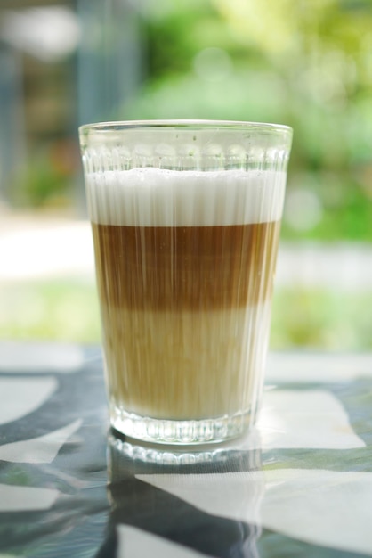 Caffè caldo della torta sul tavolo del bar