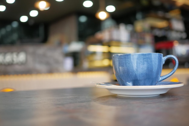 Caffè caldo della torta sul tavolo del bar