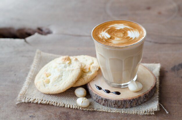 Caffè caldo e biscotto di macadamia di cioccolato bianco