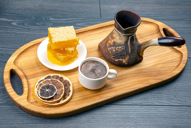 Caffè caldo fresco con tacchino e agrumi secchi e miele a nido d'ape su una tavola di legno da cucina. alimento vitaminico utile per il corpo umano
