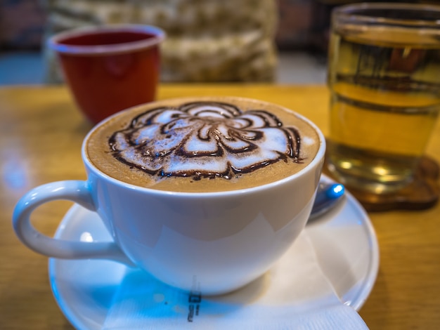 Caffè caldo in tazza bianca.