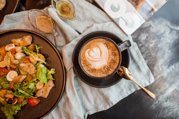 Caffè caldo in tazza