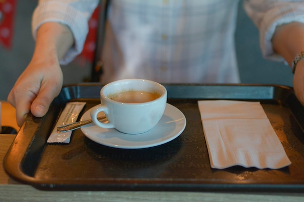 Caffè caldo in un bicchiere