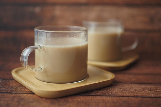 Caffè caldo in una piccola tazza sul tavolo