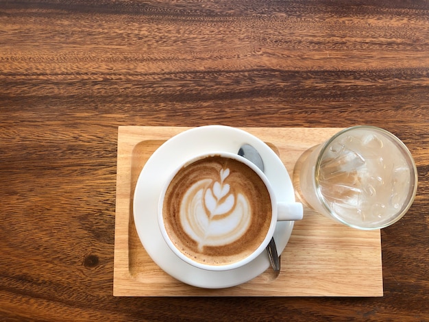 Caffè caldo in una tazza con schiuma di latte