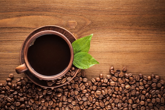 Caffè caldo in una tazza di argilla.