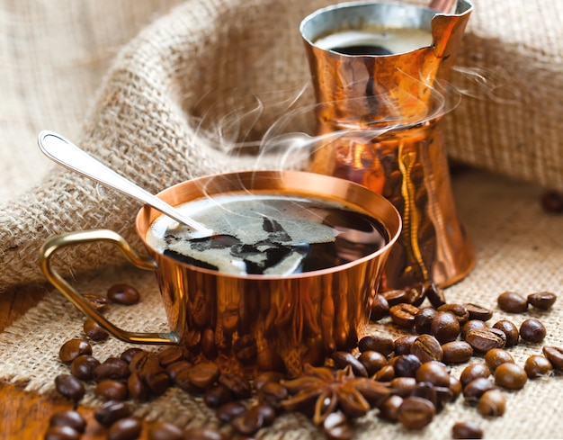 Caffè caldo in una tazza su uno sfondo vecchio