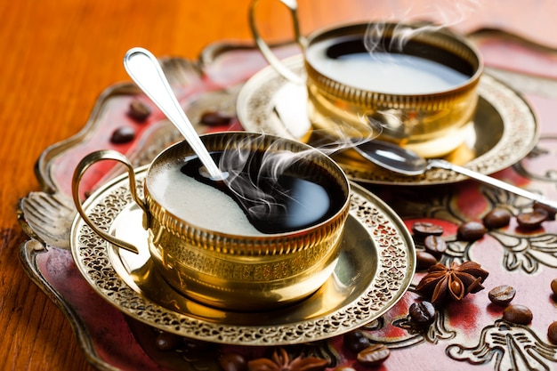 Caffè caldo in una tazza su uno sfondo vecchio