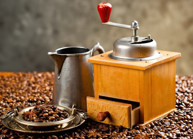 Caffè caldo in una tazza su uno sfondo vecchio