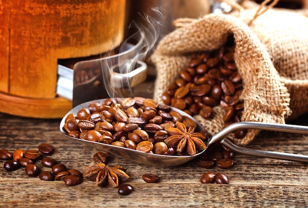 Caffè caldo in una tazza su uno sfondo vecchio