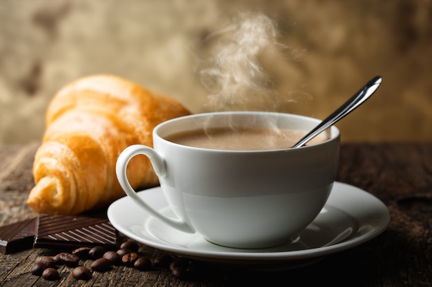 Caffè caldo in una tazza su uno sfondo vecchio